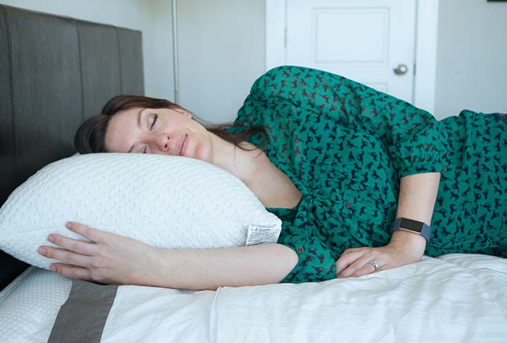 https://www.mattressclarity.com/wp-content/uploads/2017/06/snuggle-pedic-pillow-review-side-sleeping.jpg