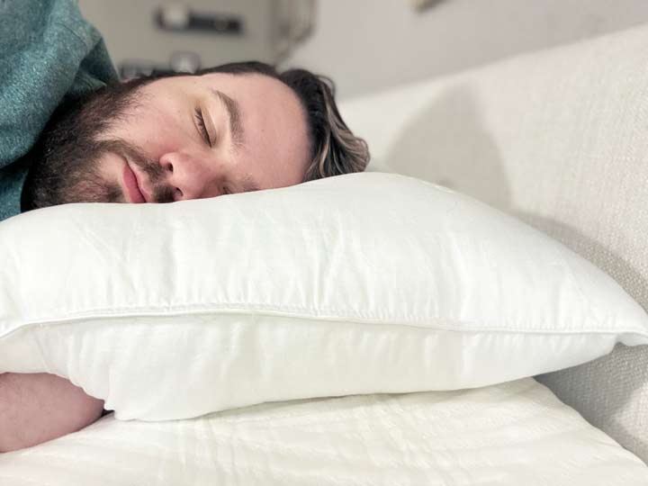 https://www.mattressclarity.com/wp-content/uploads/2022/11/saatva-down-alternative-side-sleeping.jpg
