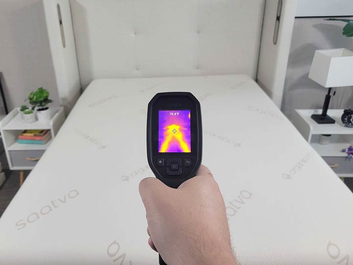 An image showing the screen of a thermal gun. It is pointed at the Saatva Contour5 to show how hot it is after resting on the bed. The screen reads 76.4F.
